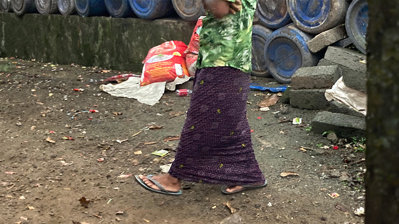 Lungi detail from the Perumbavoor migrant market, image 8.