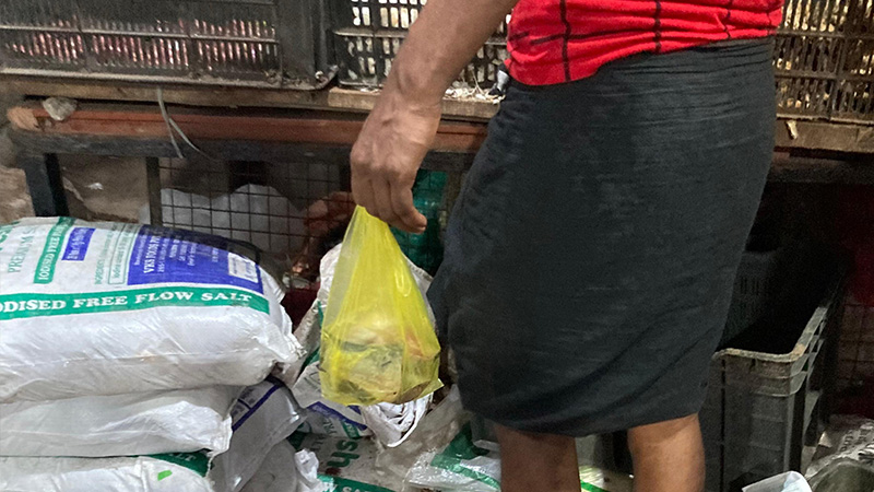 Lungi detail from the Perumbavoor migrant market, image 12.